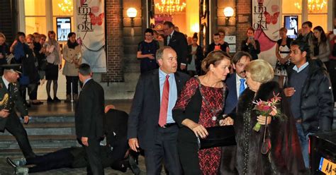man valt flauw rolex